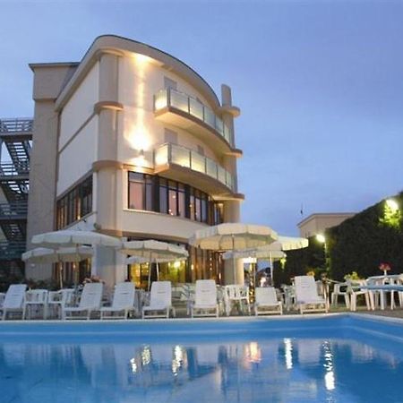 Hotel Capitol San Mauro Mare Eksteriør bilde
