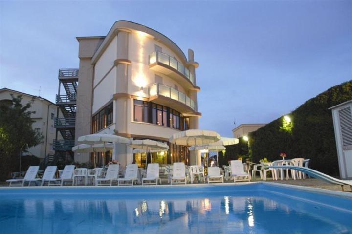 Hotel Capitol San Mauro Mare Eksteriør bilde